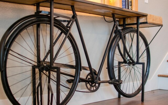 Big Blue on Main-hot Tub-less Than 1 Mi to Square