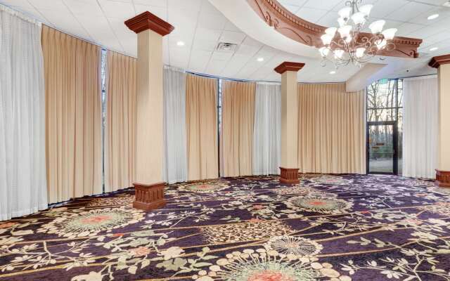 DoubleTree by Hilton Hotel Charlottesville