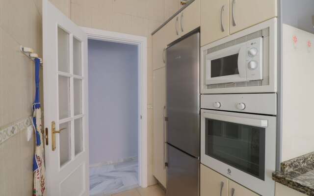 Bright And Quiet Apartment By Town