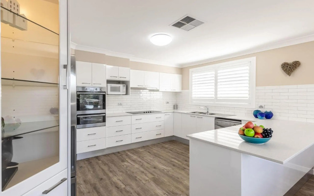 Dolphin Lagoon 196 Soldiers Pt Rd Luxury Escape