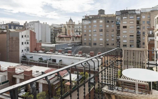 Artistic 3 Bedroom Flat With Balcony in Gracia