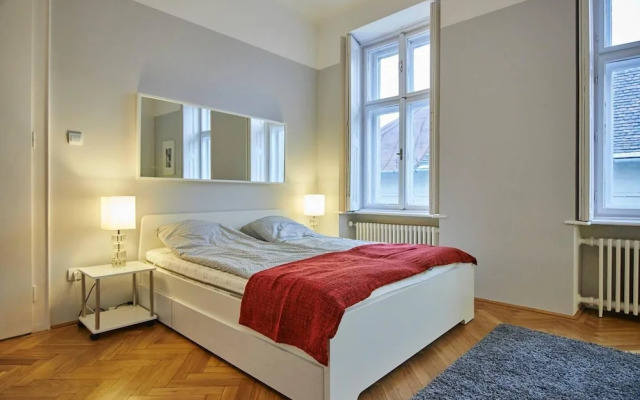 Spacious 1 Bed Basilica Apartment - With Balcony