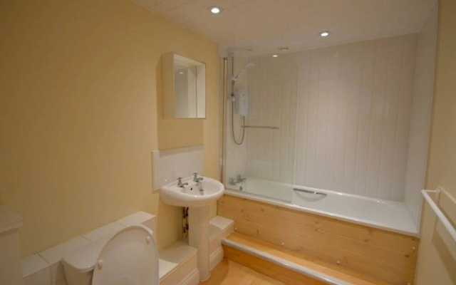 Cosy 2 Bedroom Bristol Home