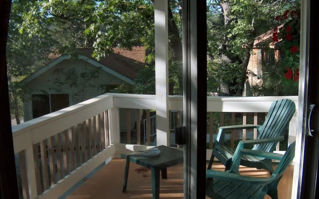 Giant Oaks Lodge