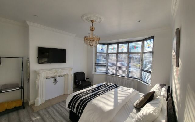 Grand Exclusive 2 Bed Apartment - London