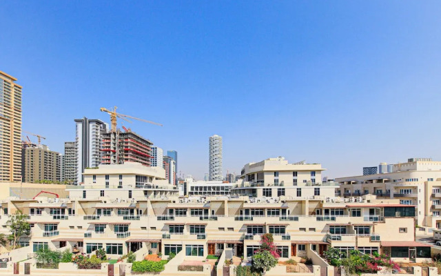 Spacious 2BR Apt Maids Elegance