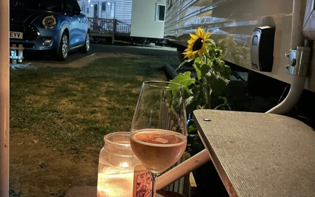 Impeccable 4-bed Caravan in Clacton-on-sea