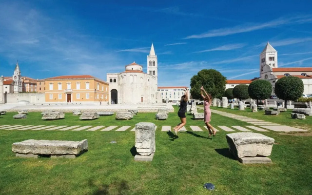 Amazing Home in Zadar with Hot Tub, Sauna & WiFi