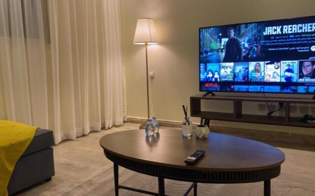 شقه جميله مودرن بغرفه نوم وموقف مجاني وموقع ممتاز