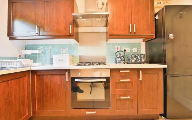 Homely 5 Bed House - 15 Mins to Cardiff City