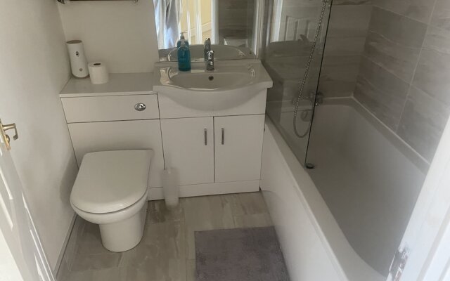 3-bed House in Stoke-on-trent Free Sky Free Wifi