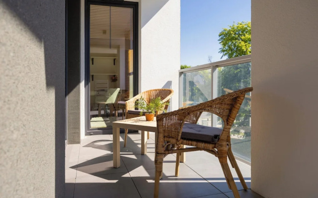 Bright Apartment With Parking by Renters