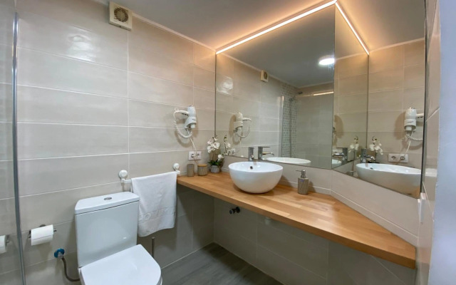 Enjoy A Sunny Apartment With Pool Next To The Sea