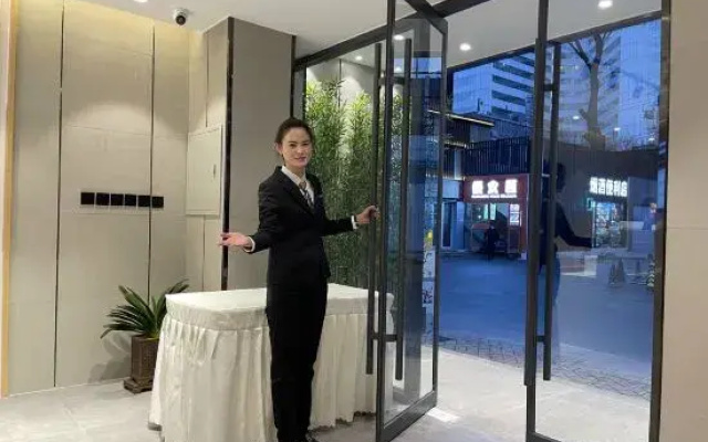 Chonpines Hotel (Beijing Sanyuanqiao Yansha Embassy District Store)
