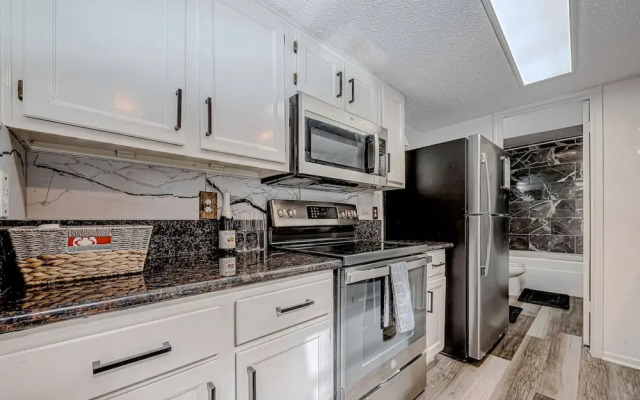 Upscale 1BR Condo in Med Center