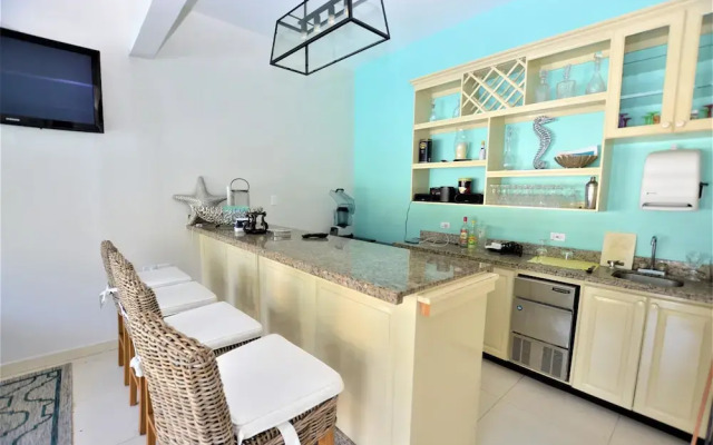 Summerhill, 8BR by Jamaican Treasures
