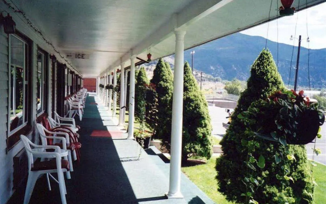 Hanging Lake Inn