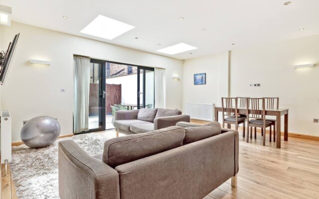 Stylish and Bright 3 Bedroom Duplex in North London