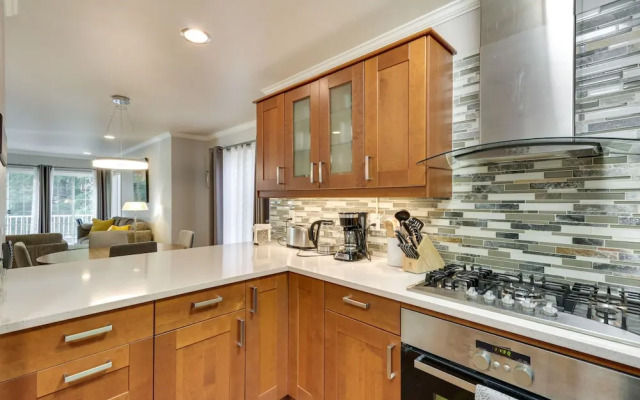 Lake Oswego Home w/ Deck 9 Mi to Downtown Portland