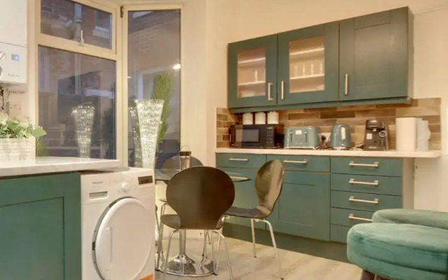 Southsea 5 Bed House - Hot Tub-Sleeps 10