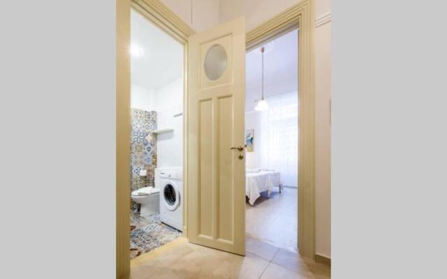 Neoclassical apartment with 2 bedrooms in Piraeus