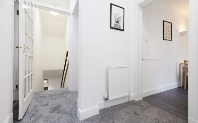 JOIVY Beautiful 2-Br Mews Home, Near Princes Street