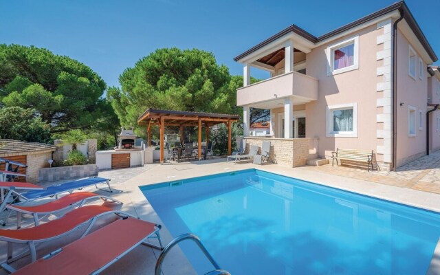 Beautiful Home in Valbandon With Wifi and 4 Bedrooms