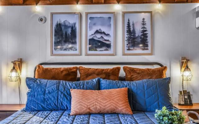 Cliff Haven 1 Bedroom Cabin by RedAwning