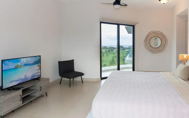 The Golf-view Condo by Acomodo