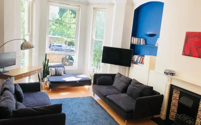 Luxury, Spacious London Apartment on Mattock Lane