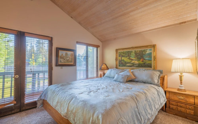 Lakefront Viking Oasis Condo