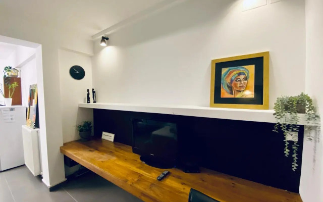 Small Gem Studio Athens, next to metro nomismatokopeio