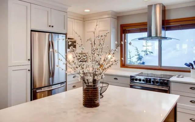 385 Moonshine Crescent by Okanagan Premier