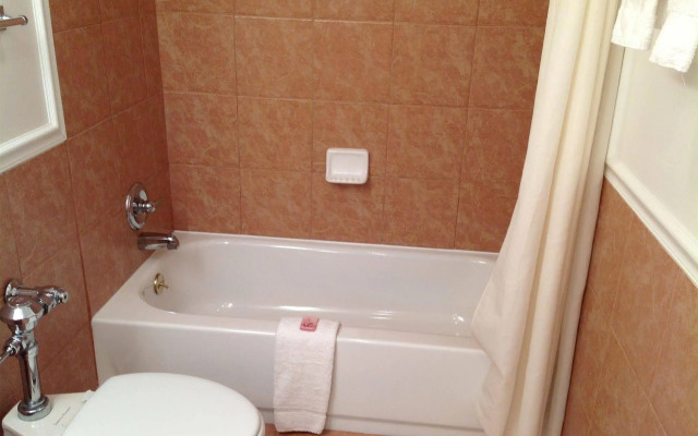 Colonial Inn & Suites /Airport/Graceland
