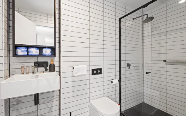 Bright Kingston Stay With Balcony Access – Bathroom – Kingston