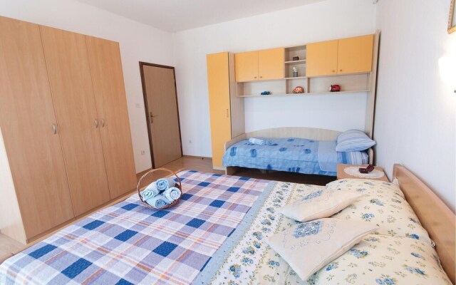 Beautiful Home in Divsici With Wifi and 1 Bedrooms