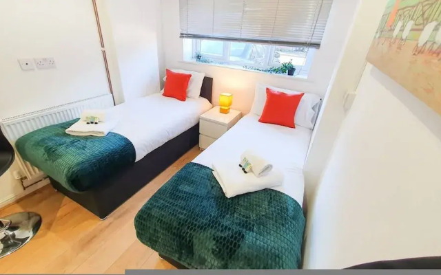 Cheerful 4-bedroom House