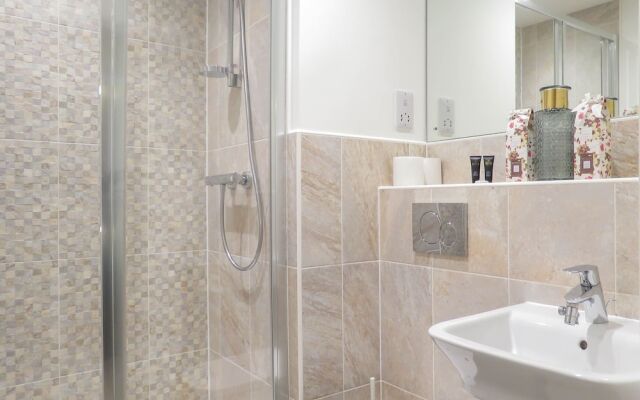 Tudors eSuites Apartment with 4 Beds