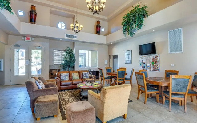 Pool Access, Private Patio & Grill: Mesa Condo!