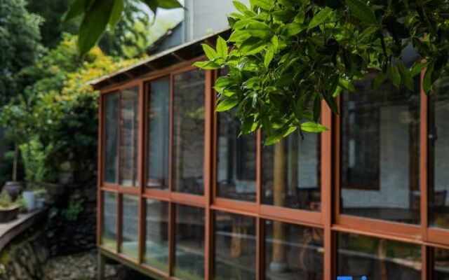 Anji Double Fish Hall Hot Spring Resort B&B (Longwangshan Canyon Drift Shop)