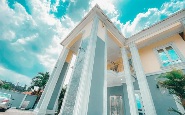 Royal Court Lounge & Boutique Hotel