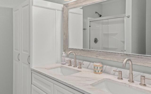 Charming Getaway near Tweety Bird Trail Backyard