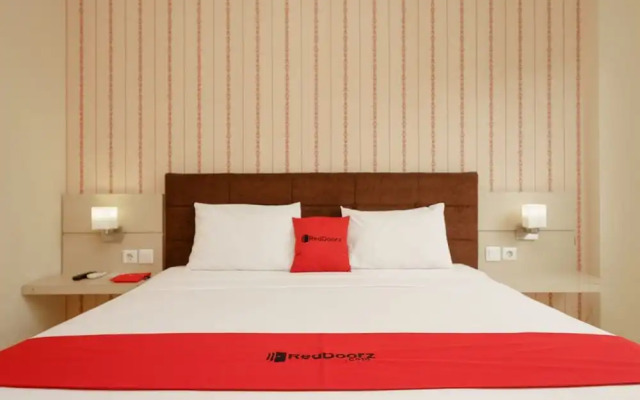 RedDoorz Plus near Sangkareang Park