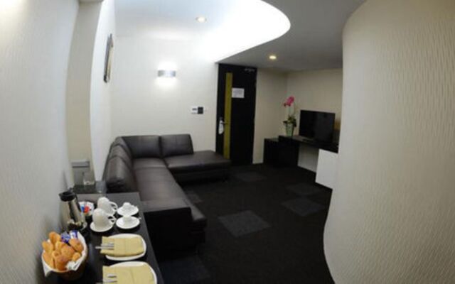 Avenue 64 Hotel