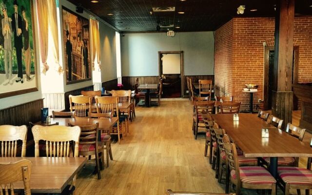 Historic Calumet Inn