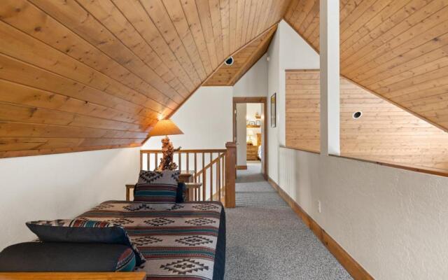 Russell Home by Avantstay Expansive Deck, Stunning Views & Hot Tub!