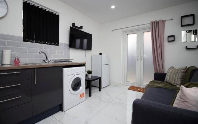 Tavi 3 by Mia Living Modern 1 bedroom apartment