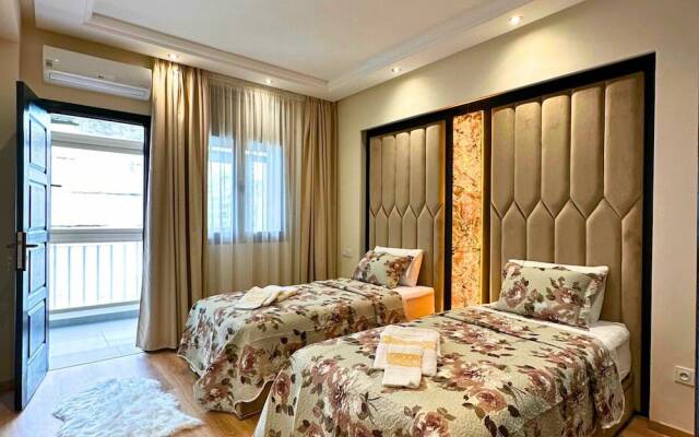 The Tropical Luxury 2BR City Centre Retreat
