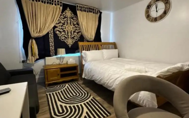 OYO Unique Guestroom - Farnworth, Easy Access to Bolton