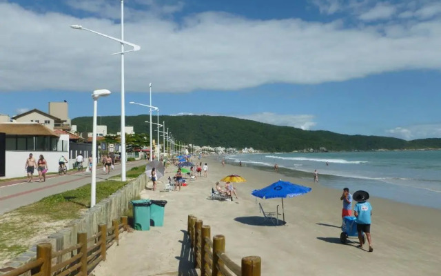 043 - Apto aconchegante na praia de Bombas